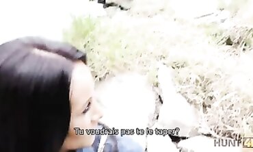 HUNT4K: Une Brunette Mince S'offre au Chasseur pour de l'Argent