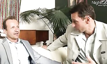 Natürliche Hilfe beim Ficken der Kumpels Frau