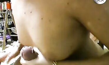 Angelutscht und abgespritzt: MILF mit kleinen Brüsten