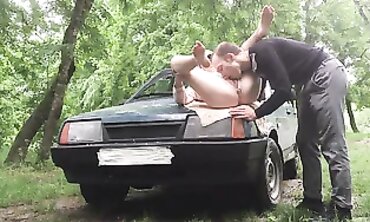 куни на капоте авто сквирт в кусты
