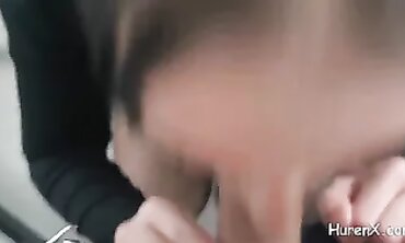 Dunkelhaarige Sekretärin im Büro: Blowjob und Sperma
