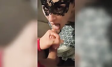 Mimi enchaîne les coups de langue