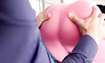 Die dunkelhaarige Milf mit großem Hintern wird benutzt