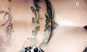 Cassiana Costa: Amadora Loira com Tatuagens em Ação