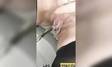 French Cougar With Huge Lips Pissing In Close Up