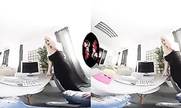 Blondie Fesser: Massive Latina Tits & Ass in VR