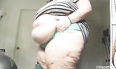 Stunning Plumper MILF Shows Off Her Curvy Body in Lingerie