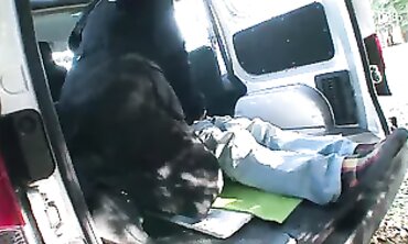 恵美：寒空で震える熟女の火遊びと飛びっ子装着