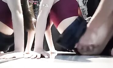 Me encanta que me abran las piernas y me manoseen