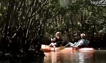 Fette blonde Teenie wird auf Kajak-Trip abgeschleppt