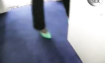 Blondie MILF gibt ihren ersten echten Blowjob