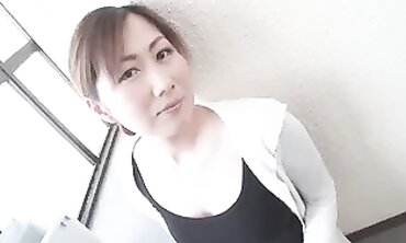 朝のゴミ出しで近所のノーブラ奥さん 榎田まゆ美