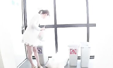 朝のゴミ出しで近所のノーブラ奥さん 榎田まゆ美