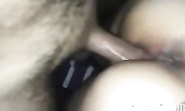 karisini siken erkege yardim