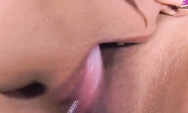 Sexy Lesbians East Each Other Out