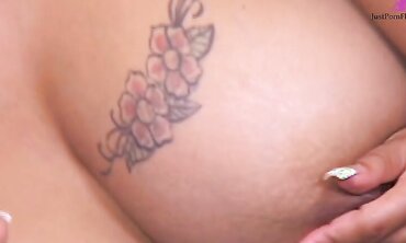 Sexy Lesbians East Each Other Out