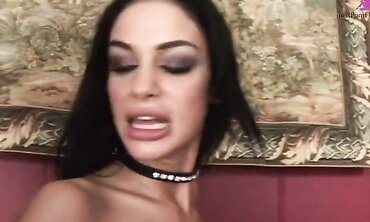 Sexy Girl Fucked in Outdoor Threesome