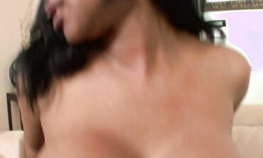 Jessica: Huge-Titted Exotic Cougar
