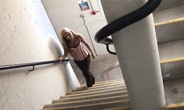 Blonde Webcam Babe With Big Tits Masturbates In High Heels