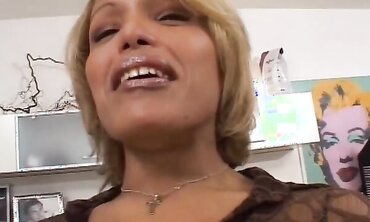 Jiggley Jill's Curvy Body - Fitness Guru Shows Off Her Mouthwatering Physique