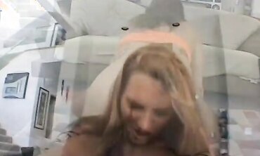 Big Boobed Beauties - Big Breasted Babe Lisa Loves to Show Off