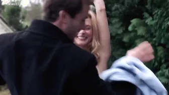 Celebs Jessica Parker Kennedy & Maggie Gyllenhaal Flash Huge Boobs