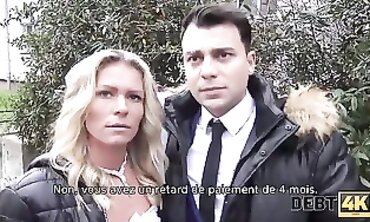 DEBT4k: La blonde MILF doit rembourser sa dette