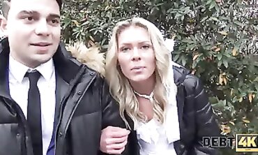 DEBT4k: La blonde MILF doit rembourser sa dette