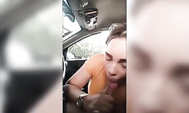 Rika chupa polla en el auto