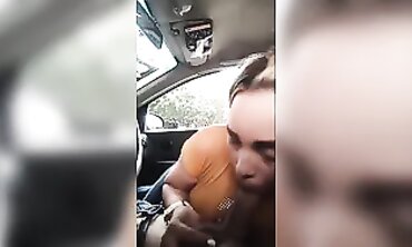 Rika chupa polla en el auto