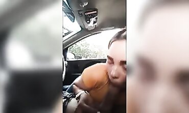 Rika chupa polla en el auto