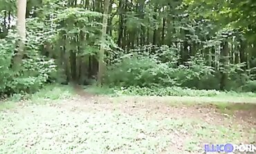 Betti Beurette Gourmande Se Fait Prendre en Pleine Forêt