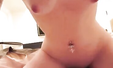 へそピアスの太め美女が中出し無修正で激しいセックス