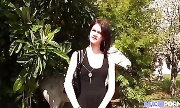 Carla, jeune et frénétique, se fait baiser au bureau