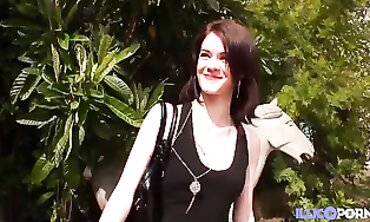 Carla, jeune et frénétique, se fait baiser au bureau