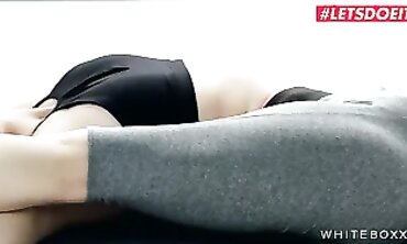 Milky Boxxx - Limber nineteen Yo Mia Split Opens up her Cooch O a Ample Fuckpole