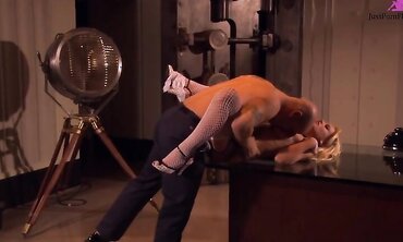 Holly Wellin Deep Throats a Hard Cock Before it Goes in Her Pretty Pussy