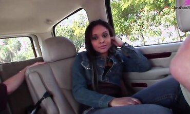 Jaslin Diaz Is An All natural Beauty That Loves Cock