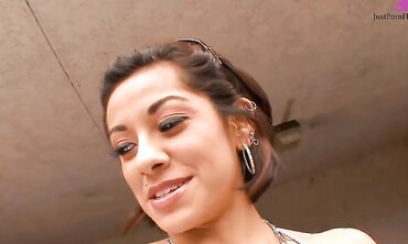 Vanessa Leon Give Full Service