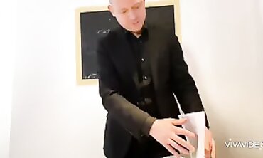 Professore sborra la giovane scolaretta in faccetta e dentro