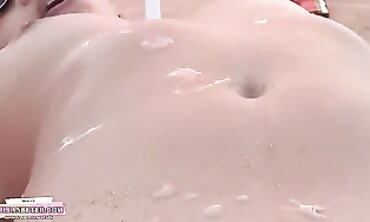 Reifer Strand-Gangbang mit Deepthroat und Hardcore-Ficken