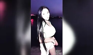 快手巨乳美女抖胸乳摇电臀