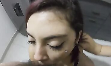 Mi Vecina Latina Acepta Follar Sin Condón En La Cocina Mientras Su Marido Trabaja