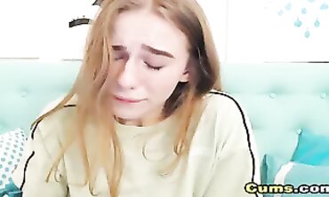 Bombshell Gets Wild and Solo Climax on Webcam