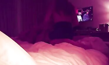 Plan à trois FFM dans un motel : ma femme découvre le sexe oral