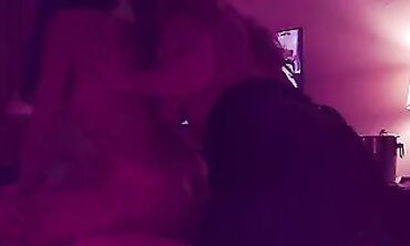 Plan à trois FFM dans un motel : ma femme découvre le sexe oral