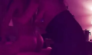 Plan à trois FFM dans un motel : ma femme découvre le sexe oral