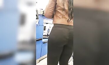 Red Hot Pole Dance - Curvy Ebony Babe Shaking Her Ass For You