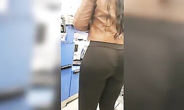 Red Hot Pole Dance - Curvy Ebony Babe Shaking Her Ass For You