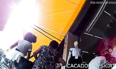 Flagra de Novinha Mulatinha com Upskirt